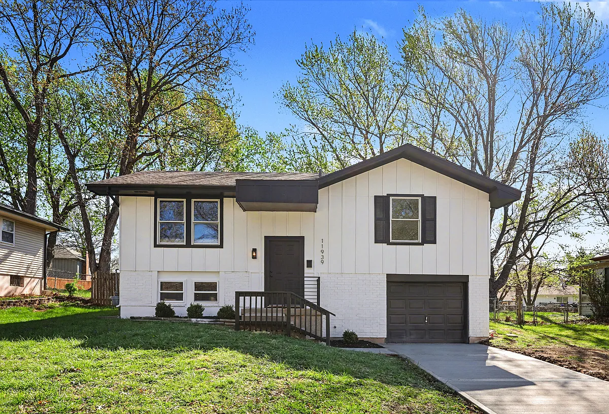 Building Photo - 11939 Smalley Ave