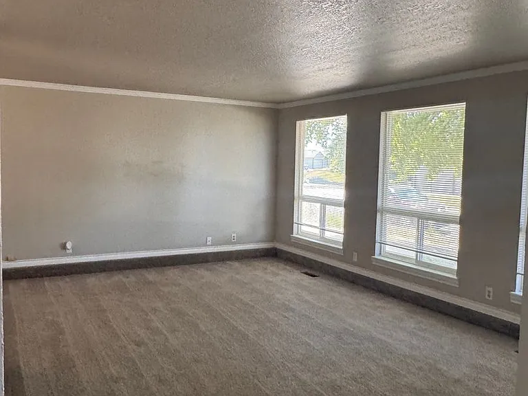 5303 N Sky Vista Ave — Photo 4