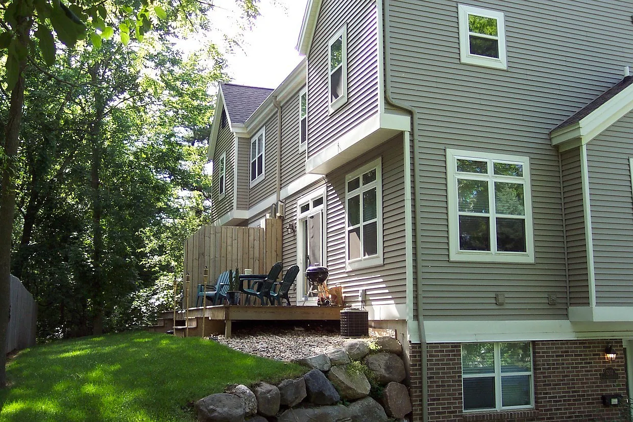 Spacious 4 bedroom, 3.5 bathroom duplex in desired location near Hilldale Mall — Photo 2