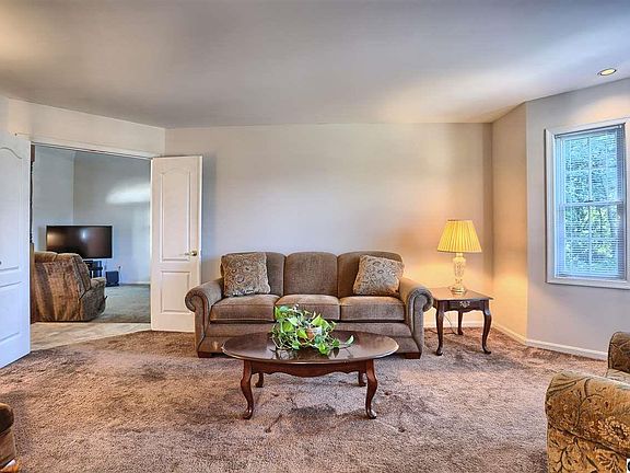 4th image of 391 Burgoyne Dr