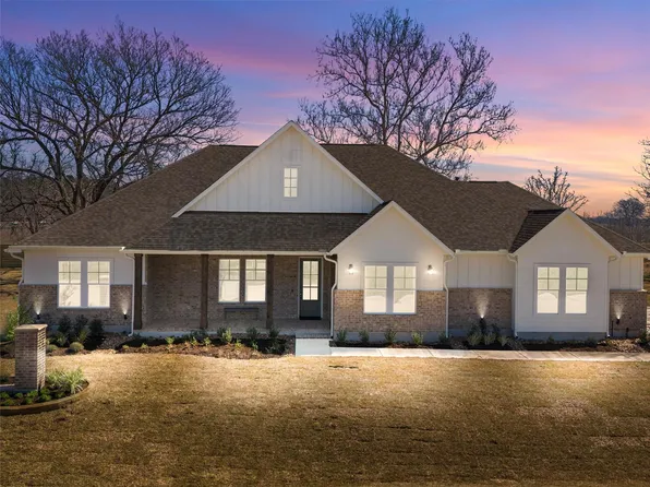 151 Moonlight Dr, Smithville, TX 78957