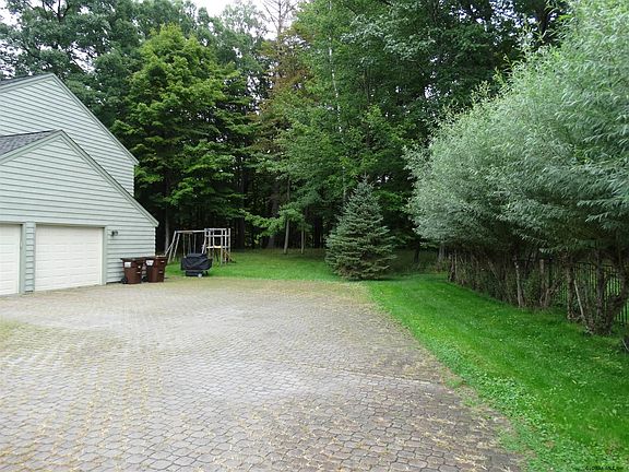 2nd image of 11 Mahican Ct