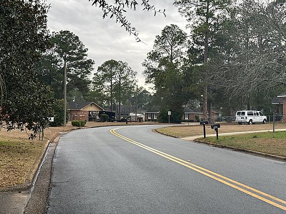 4th image of 1700 Spruce Ln