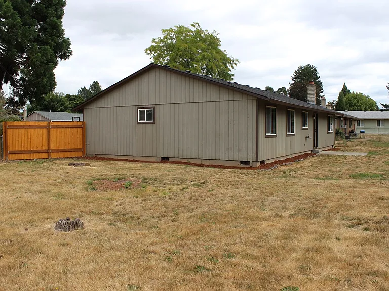 232 NE Palomar Ct — Photo 2