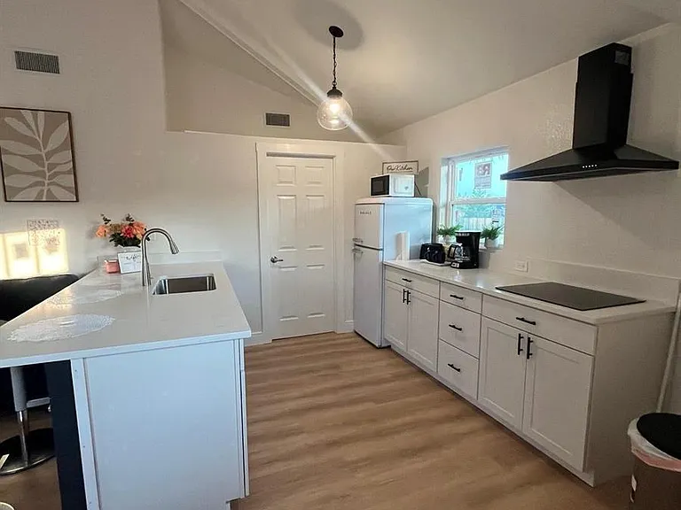 2040 Falconhurst Pl — Photo 4