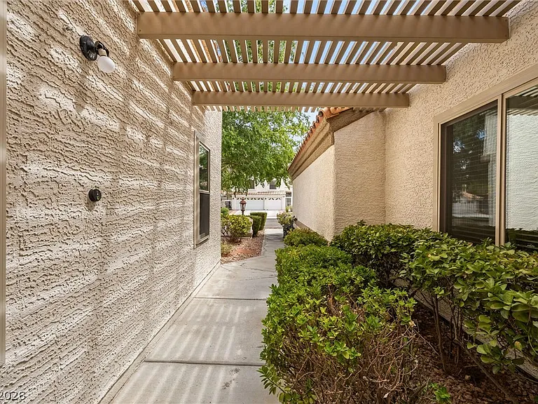 360 Humboldt North Dr — Photo 11