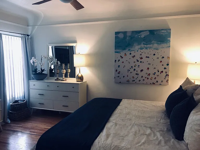 Large bedroom :King Size Bed