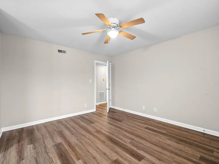 Northeast Dr -3884 — Photo 11