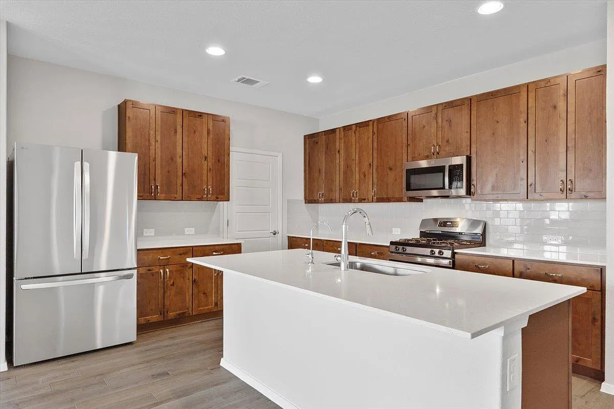 3 bed, 2.0 bath, 1937 sqft, $1,995 — Photo 3
