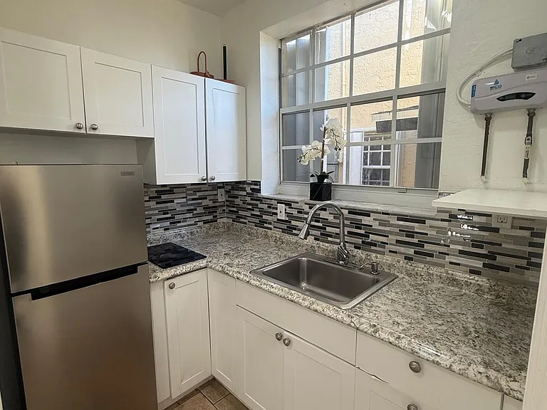 242 SW 15th Ave #A — Photo 8