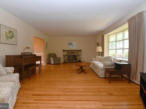 4th image of 800 Bluebell Rd