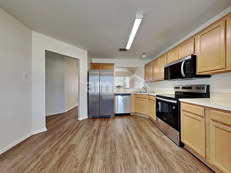 115 Windsor Dr — Photo 3