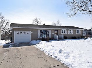 566 Cherokee Ct, Carol Stream, IL 60188