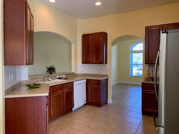 5th image of 975 Southlakes Way SW