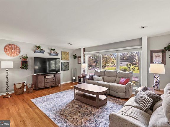 4th image of 3093 Essex Pl