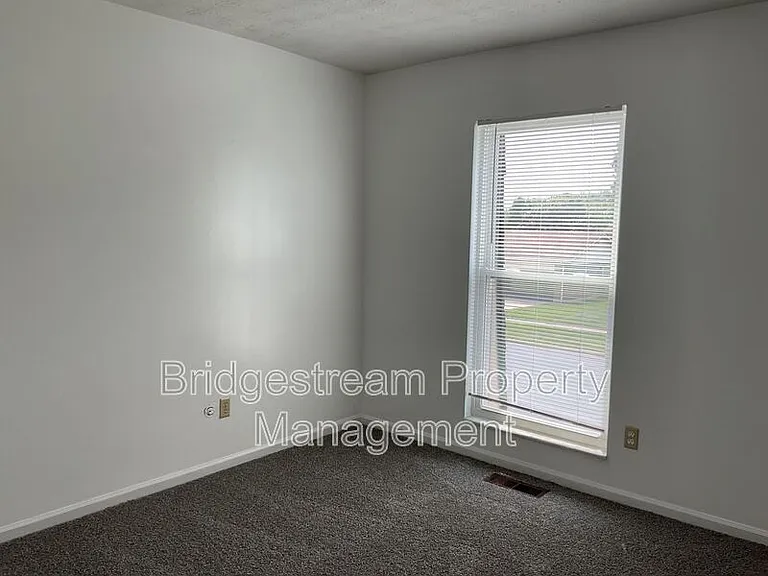 961 Taylorsview Dr — Photo 17
