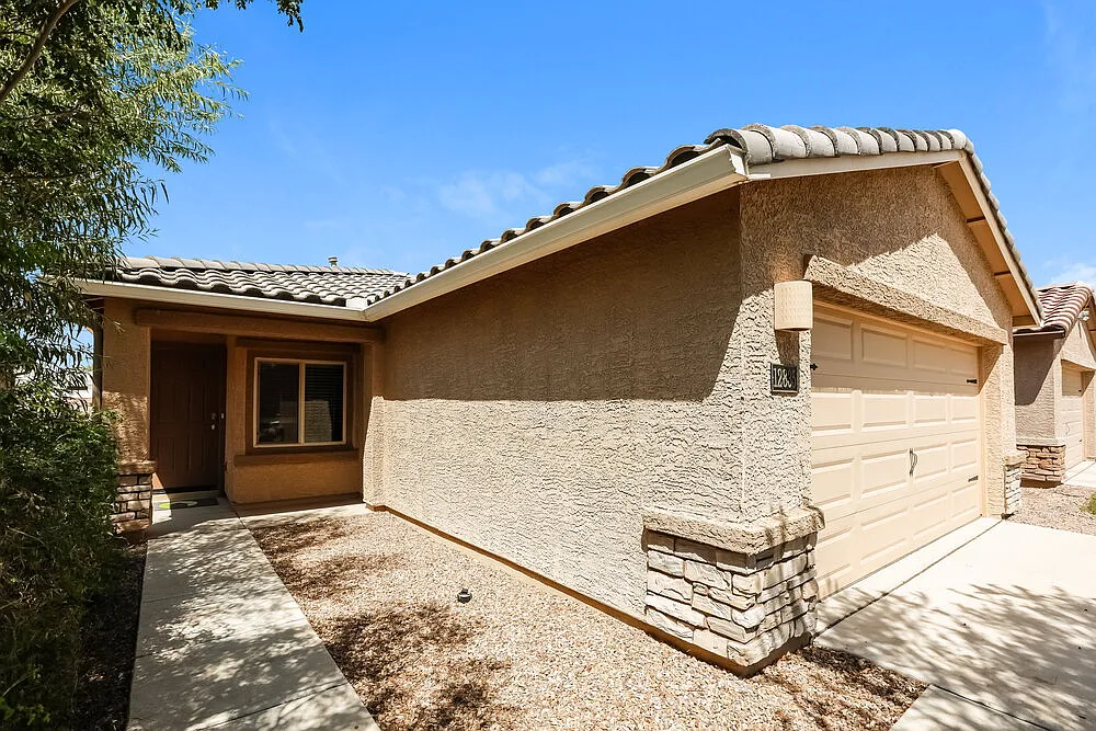3 bed, 2.0 bath, 1558 sqft, $1,805 — Photo 3