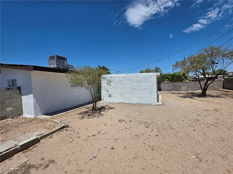 910 Magnolia Ave — Photo 3