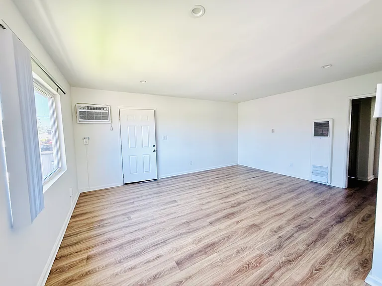 7045 Whitsett Ave #3 — Photo 10