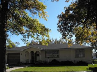 905 W Lancaster St, Blue Hill, NE 68930