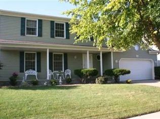 210 Beacon Cir, Bloomington, IL