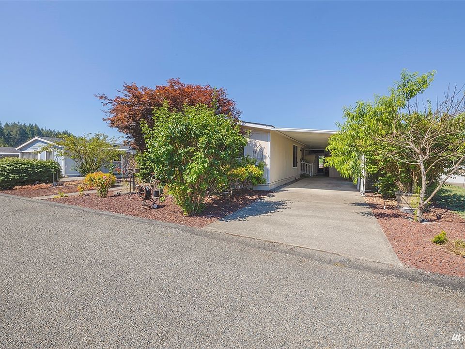 Welcome Home! Great 2-bedroom home with office in Christmas Village Community.>