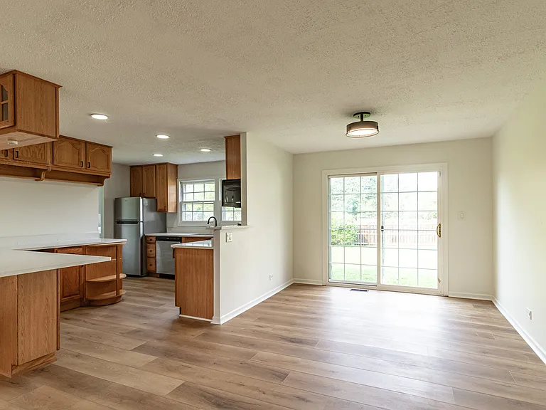 1075 Aspen Dr — Photo 6