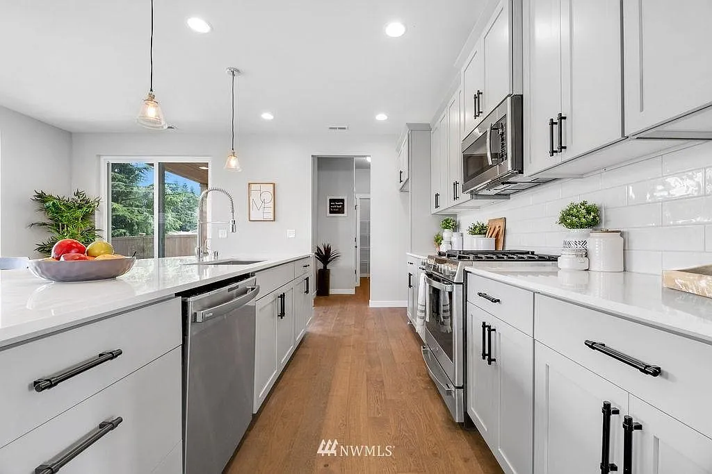 5 bed, 2811 sqft, $4,100 — Photo 4