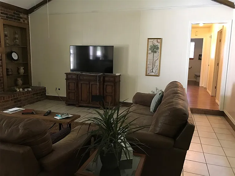 1421 Bryan Dr — Photo 6