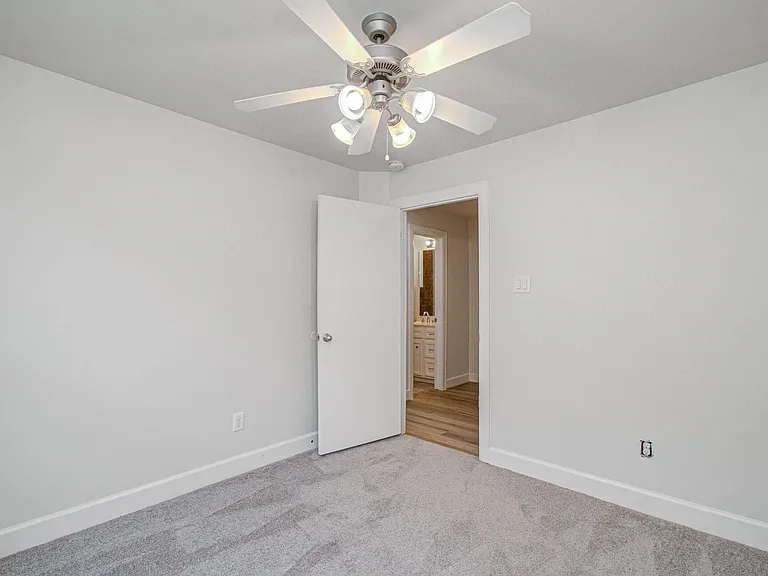 624 E 39th St — Photo 32