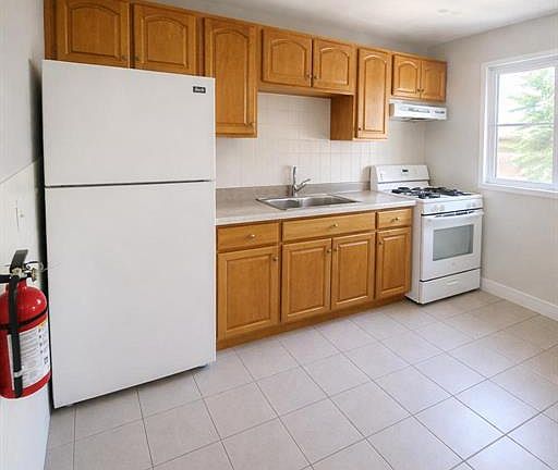 5th image of 832 Parker Street