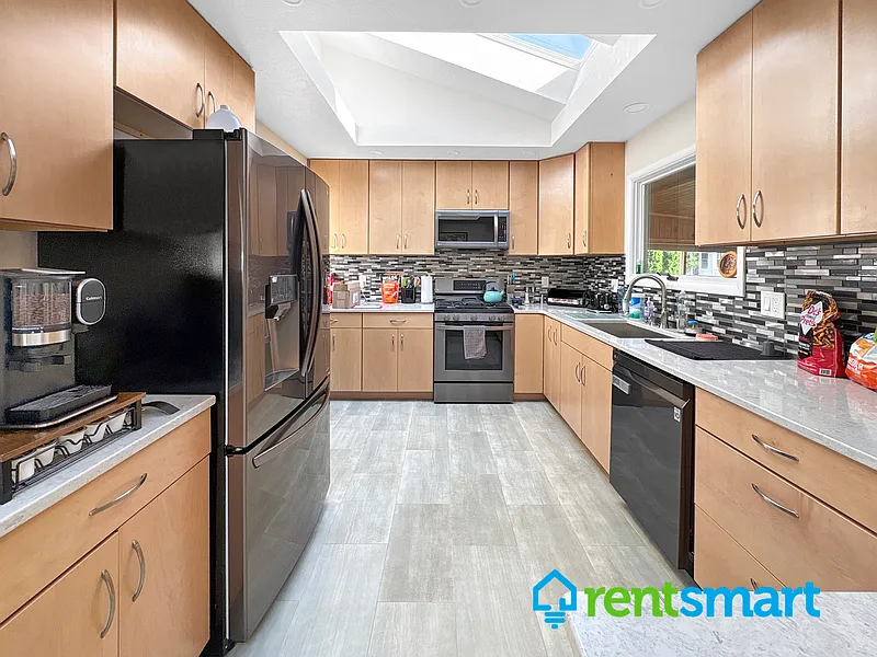 4 bed, 2.0 bath, 3000 sqft, $3,384 — Photo 3