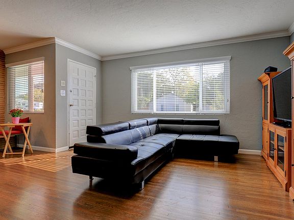 3rd image of 190 Glenn Dr