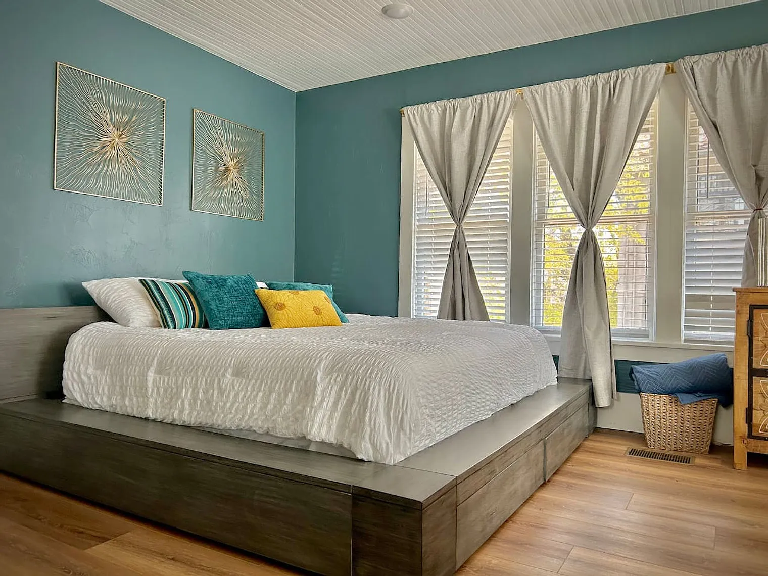 1 bed, 1.0 bath, 796 sqft, $2,047 — Photo 2