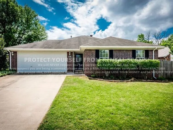 955 S Regency Dr, Fayetteville, AR 72701