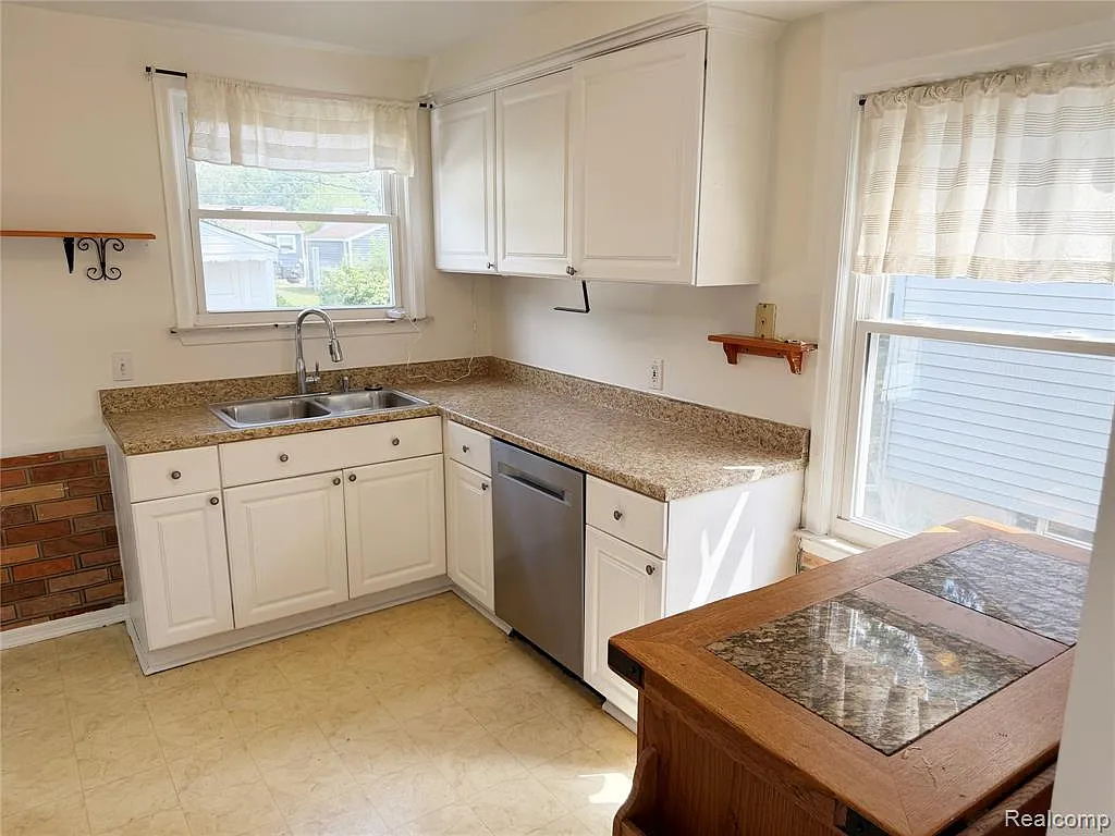 3 bed, 1.0 bath, 1500 sqft, $2,000 — Photo 3