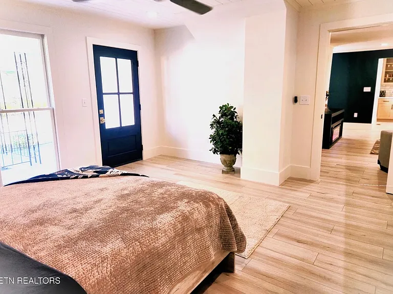 1011 S Court St — Photo 2