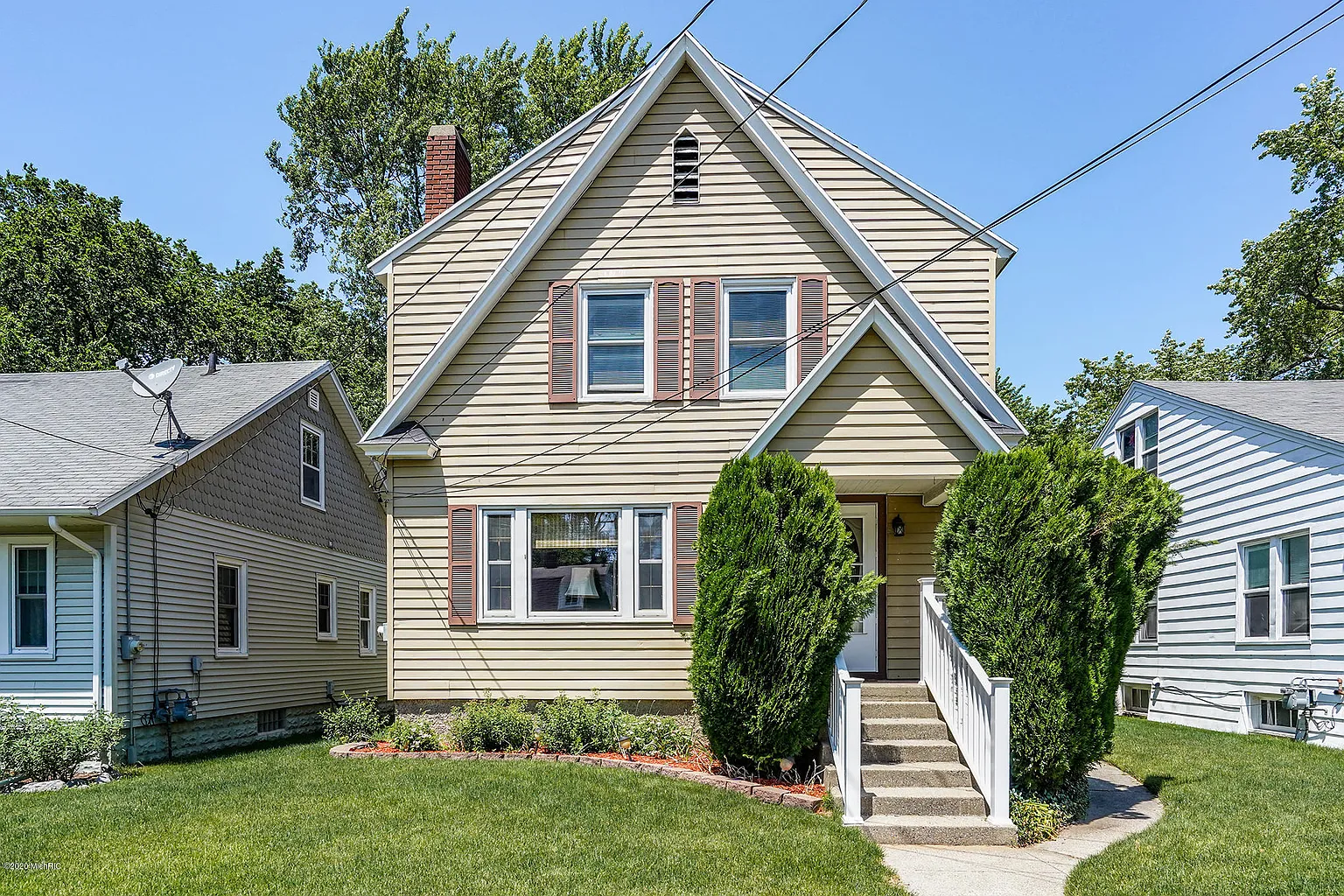 853 Hazen St SE photo 1