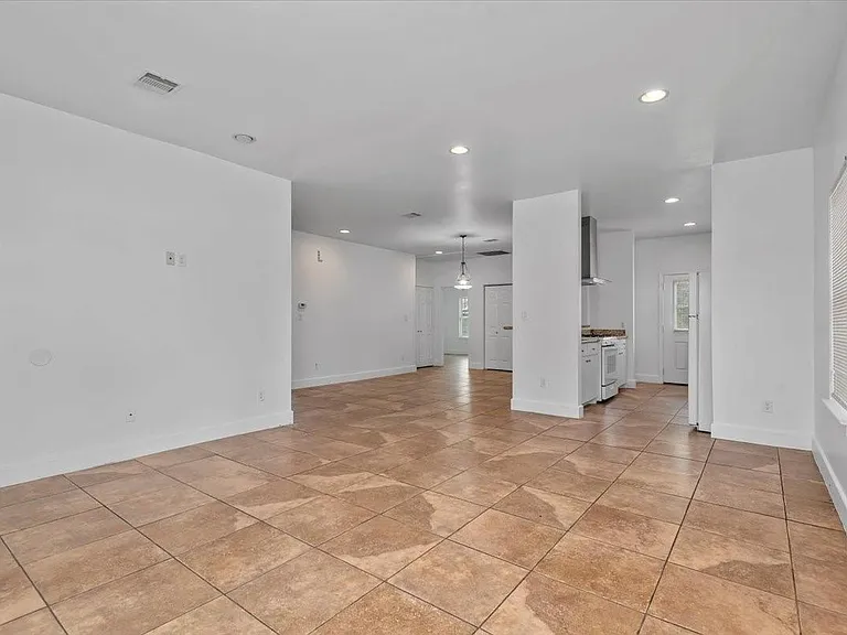 2514 Bennington St — Photo 9
