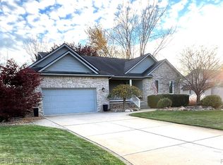 2503 Golfview Cir, Fenton, MI 48430