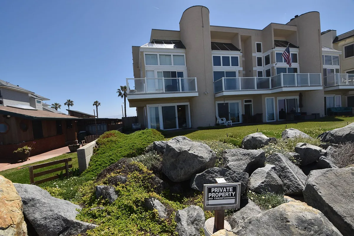 Building Photo - 1300 Seacoast Dr #B