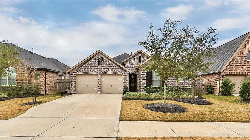 1st image of 27915 Castle Park Ln