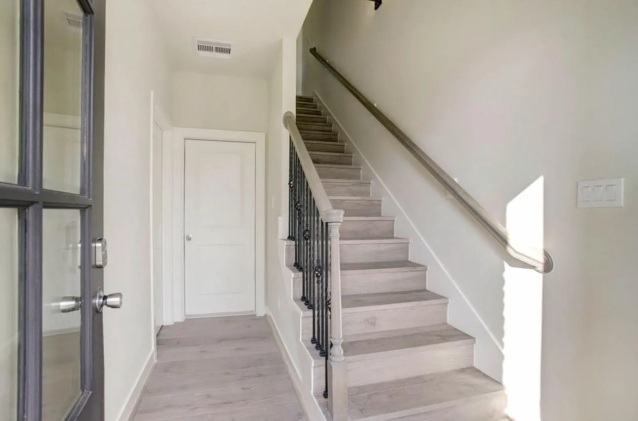 3 bed, 3.5 bath, 1888 sqft, $2,500 — Photo 2