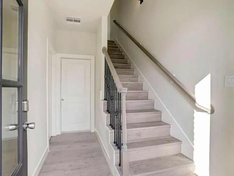 4907 Avenue J — Photo 2