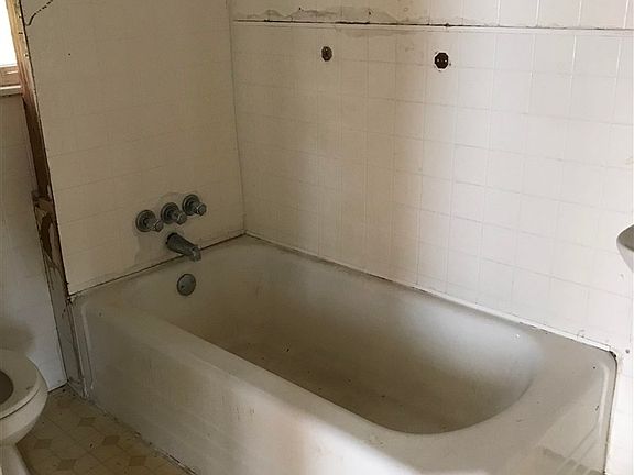 4th image of 902 E 11th St