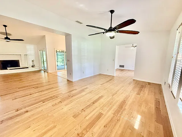 860 N Kansas Ave — Photo 3