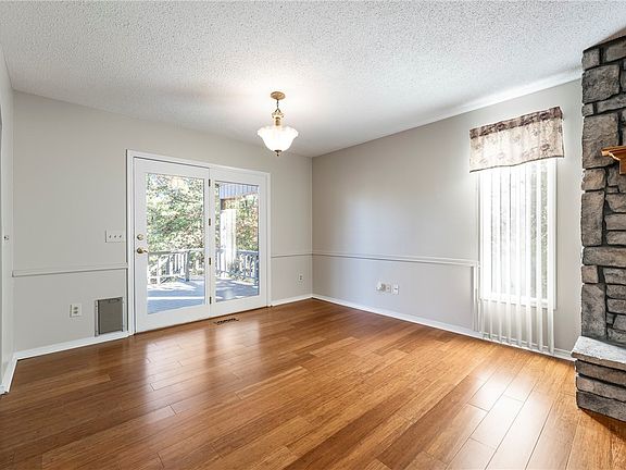 5th image of 8 Wyndham Ln