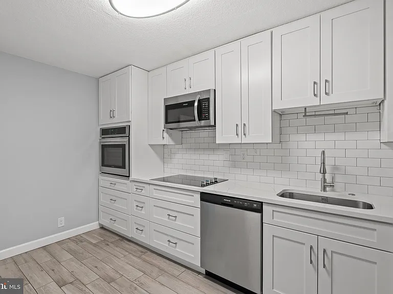 307 Yoakum Pkwy #703 — Photo 13