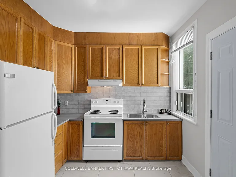 176 Rochester St — Photo 12