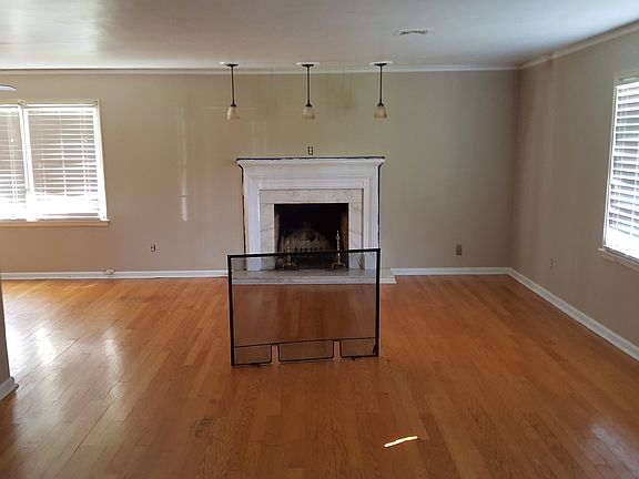Spacious living room 